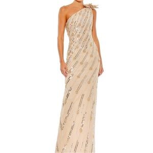 MAC DUGGAL Floral Detail One Shoulder Gown 
Size: 6
